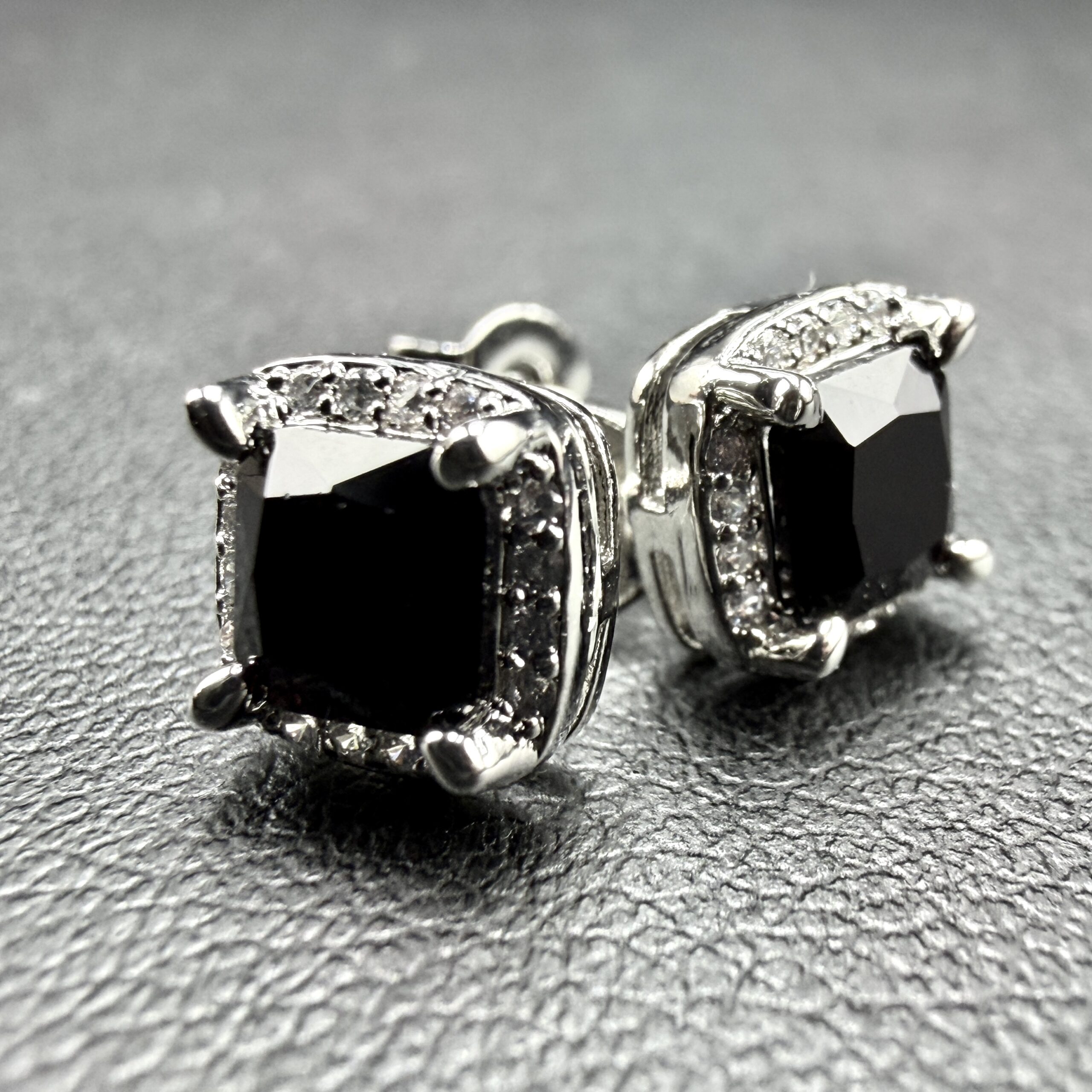 Kolczyki męskei - pozłacane z kwadratowym kamieniem - hipoalergiczna stal chirurgiczna.