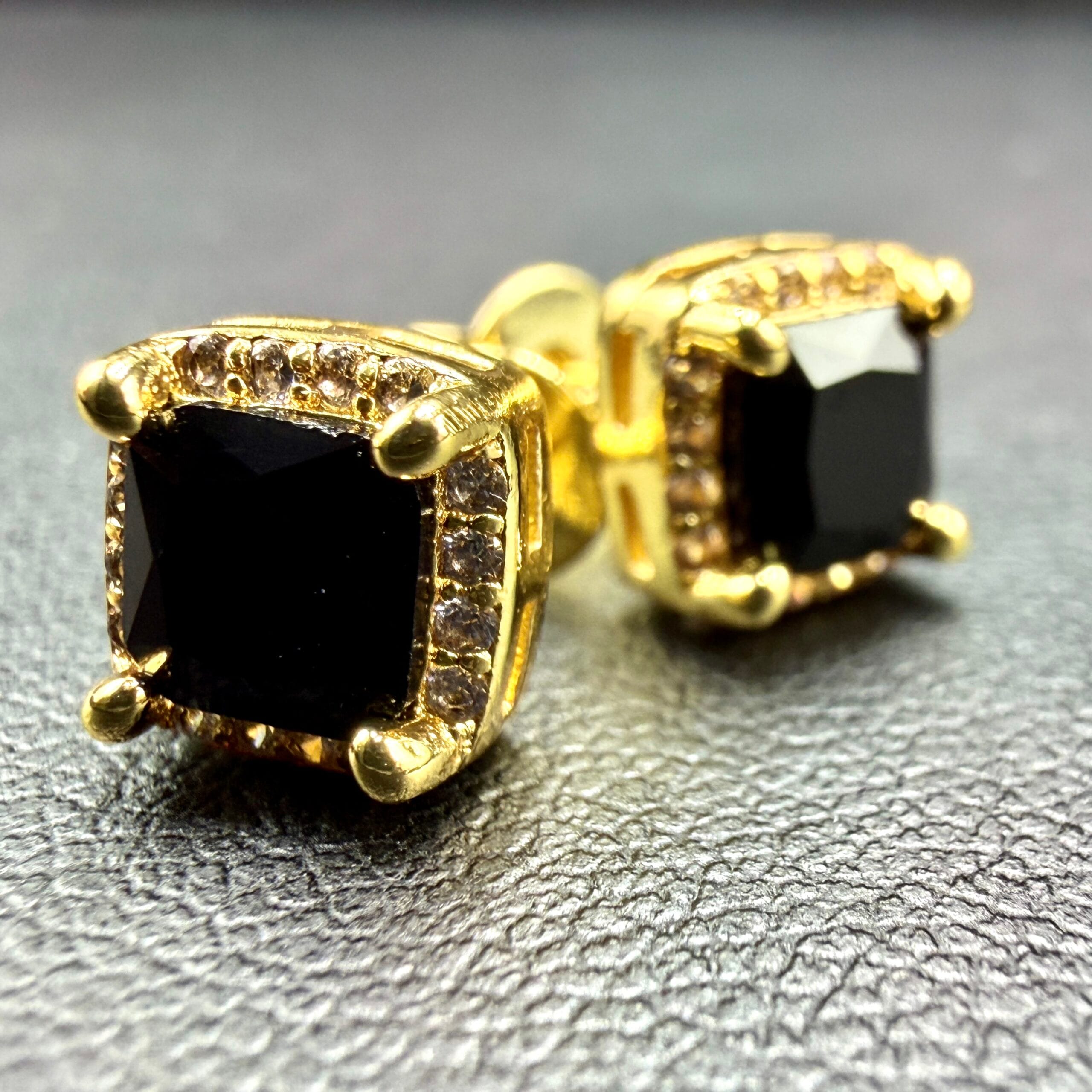 Kolczyki męskei - pozłacane z kwadratowym kamieniem - hipoalergiczna stal chirurgiczna.