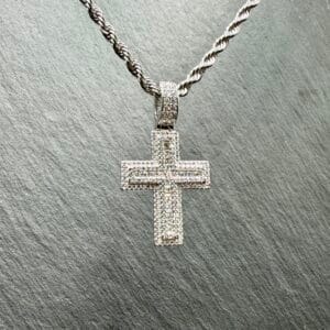 Naszyjnik Krzyżyk Ice Srebrny- stal szlachetna, która nie czernieje
