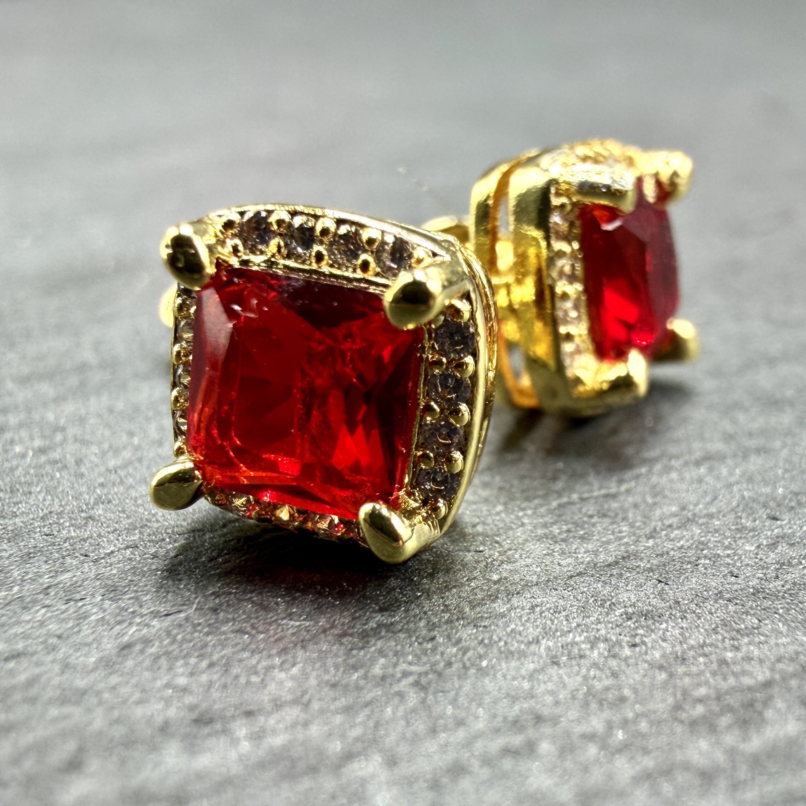 Kolczyki męskei - pozłacane z kwadratowym kamieniem - hipoalergiczna stal chirurgiczna.