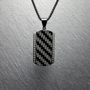Zawieszka Carbon Shield - Stal Czarna - męska biżuteria ze stali chirurgicznej